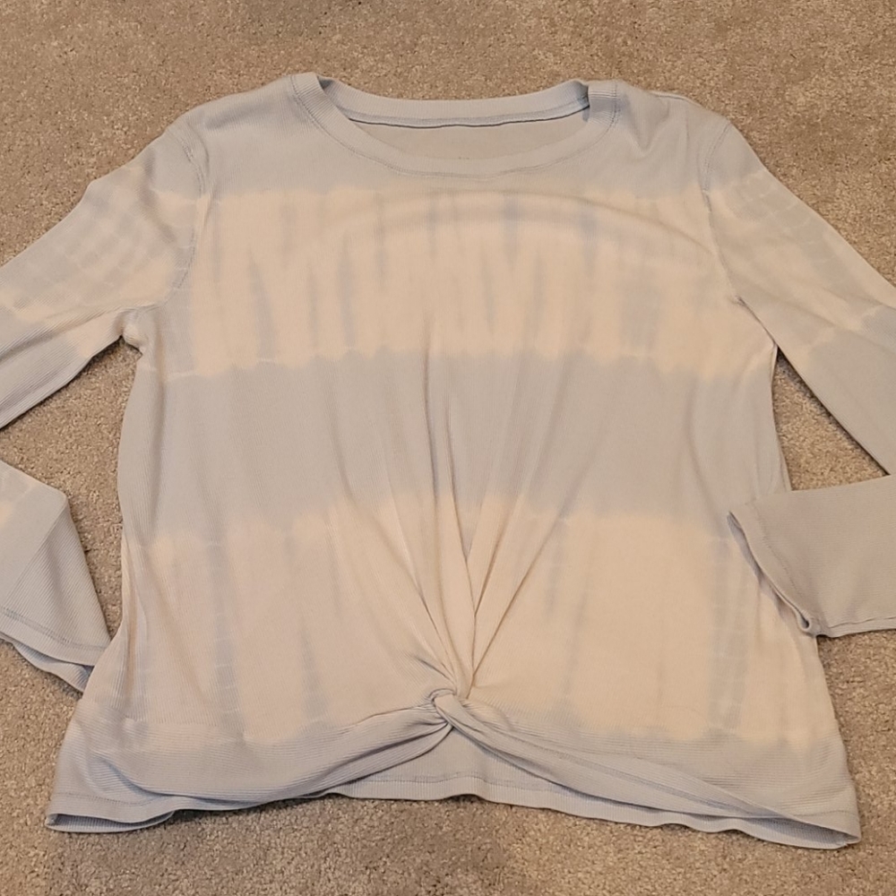 Long-sleeved top